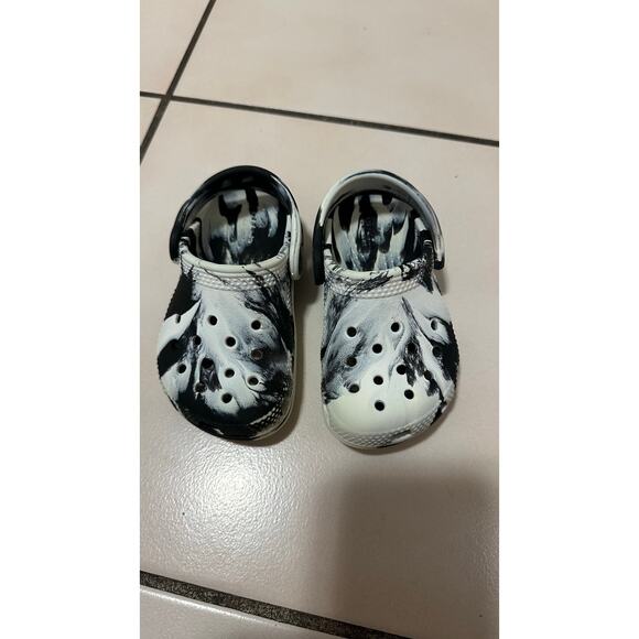 Crocs toddler C6 black and white shoes - Picture 2 of 11
